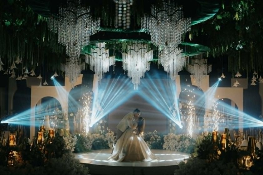 Couple kissing with blue beams and cold fountains